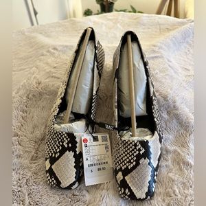 ZARA FLAT SHOES. Size 39/8.
